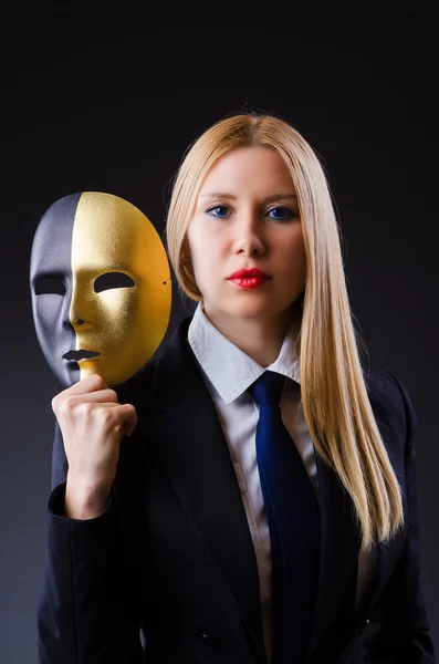 Vrouw met masker in hypocrisie concept — Stockfoto