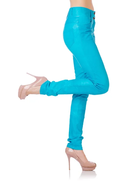 Frauenbeine in blauen Hosen — Stockfoto