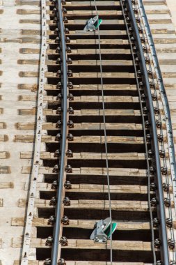 Aydınlık yaz günü yapılan demiryolu parça