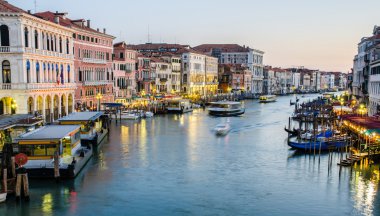 Venice, İtalya - 30 Haziran: rialto Bridge görünümü üzerinde 30 Haziran 201