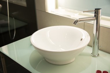 Modern lavabo banyoda.