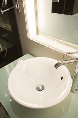 Modern lavabo banyoda.