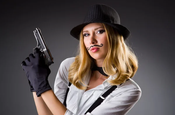 Смешная женщина с пистолетом и усами — стоковое фото