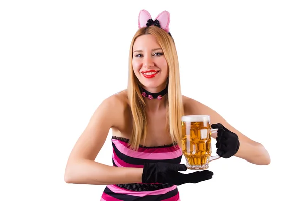Młoda kelnerka z piwem — Zdjęcie stockowe