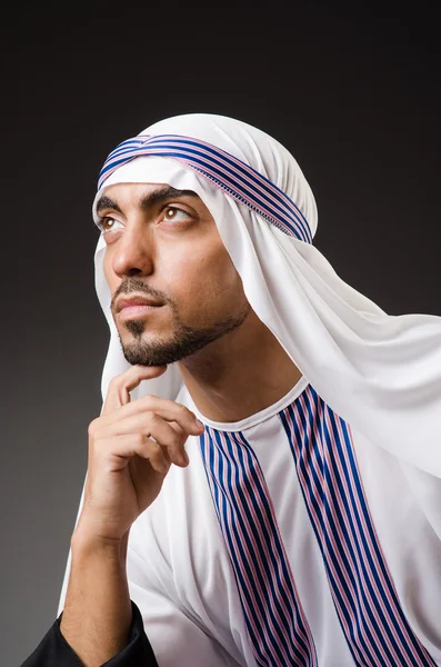 Hombre árabe en modo de pensamiento profundo — Foto de Stock