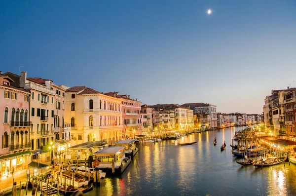 Venedig, Italien - 30 juni: vy från Rialtobron — Stockfoto