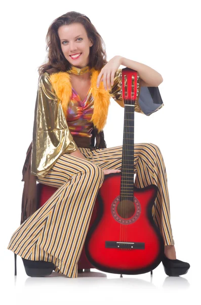 Femme avec guitare dans des vêtements mexicains — Photo