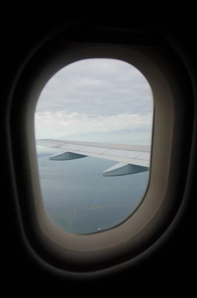 Πτέρυγα αεροπλάνου έξω από το παράθυρο — Φωτογραφία Αρχείου