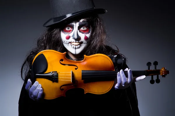 Monstro tocando violino no quarto escuro — Fotografia de Stock