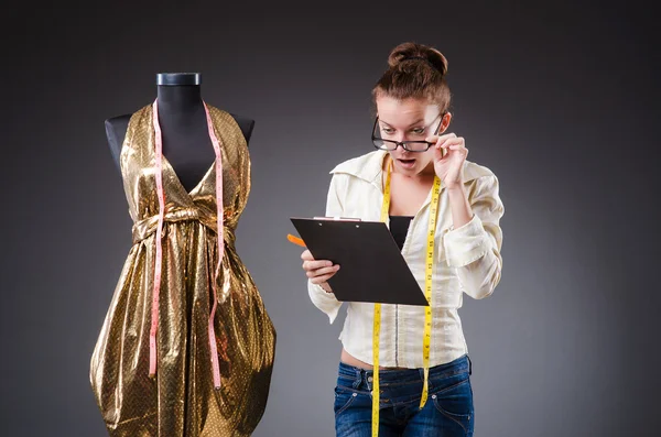 Žena krejčí pracuje na oblečení — Stock fotografie
