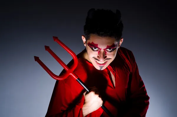 Homme en costume de diable dans le concept d'Halloween — Photo