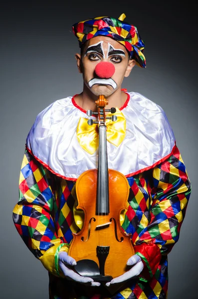 Sad clown performing at violin — Stock Photo, Image