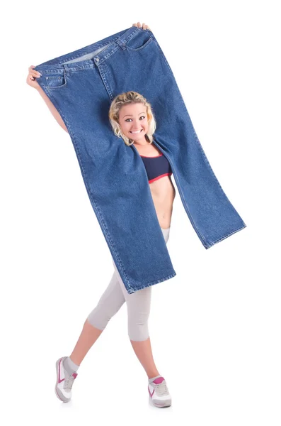 Kvinna i bantningskoncept med stora jeans — Stockfoto