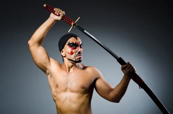 剣と顔のペイントを持つ男 — ストック写真