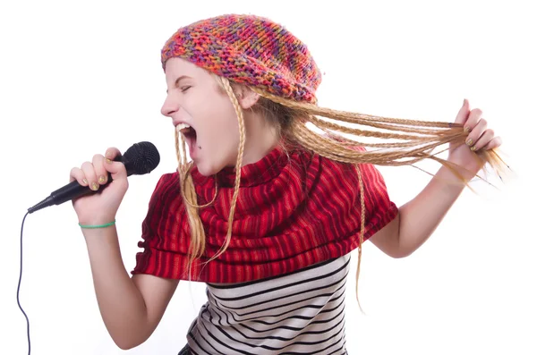 Ung kvinnlig sångerska med mikrofon på vitt — Stockfoto