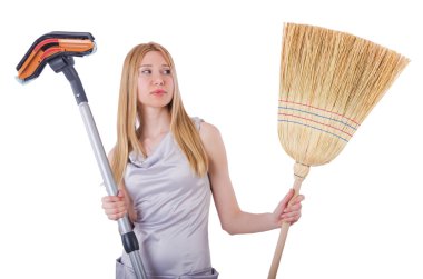Evde temizlik yapan bir kadın.
