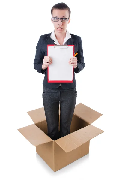 Mulher com almofada de papel fora da caixa — Fotografia de Stock
