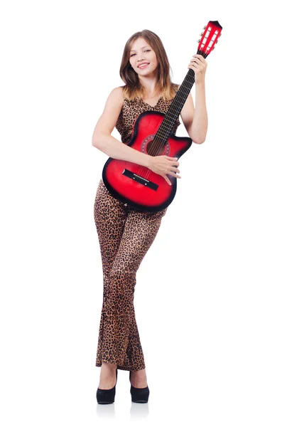 Vrouw in luipaard kleding op wit met gitaar — Stockfoto