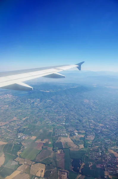 Ala de avião pela janela — Fotografia de Stock