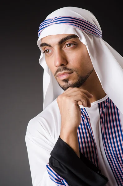 Arap adam derin düşünme modunda — Stok fotoğraf