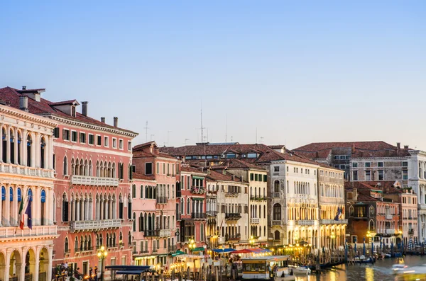 VENICE, ITALY - JUNE 30: Pemandangan dari jembatan Rialto pada 30 Juni 201 — Stok Foto