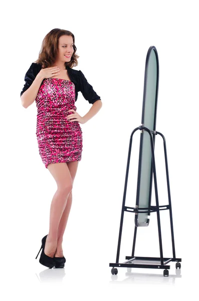 Vrouw met spiegel proberen nieuwe kleding — Stockfoto