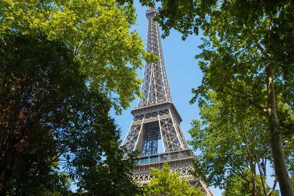 Torre Eiffel en brillante día de verano — Foto de Stock