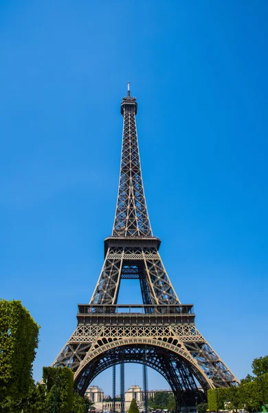 Torre Eiffel en brillante día de verano —  Fotos de Stock