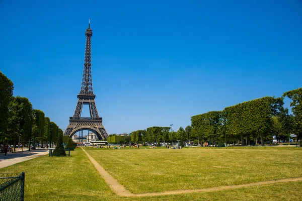 Eiffel-torni kirkkaana kesäpäivänä — kuvapankkivalokuva