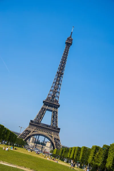 Эйфелева башня в яркий летний день — стоковое фото