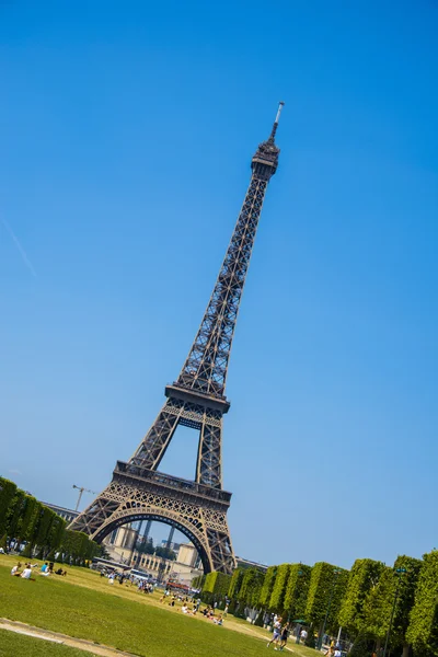 Eiffel tower on bright summer day — Stock Photo, Image