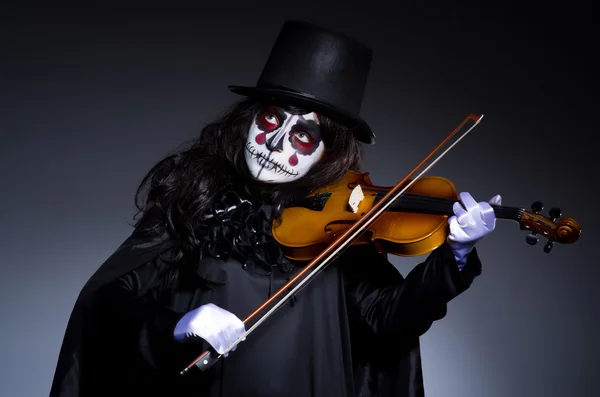 Monstre jouant du violon dans la chambre noire — Photo