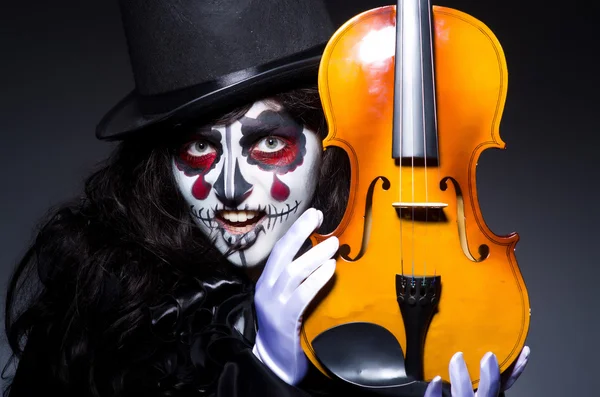 Monstre jouant du violon dans la chambre noire — Photo