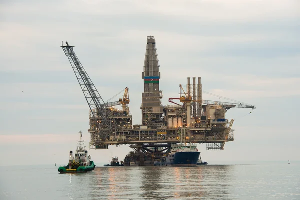 Oil rig being tugged in the sea — Stock Photo, Image