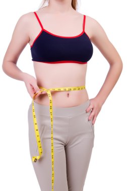 Diyet konseptinde santimetre olan genç bir kız.