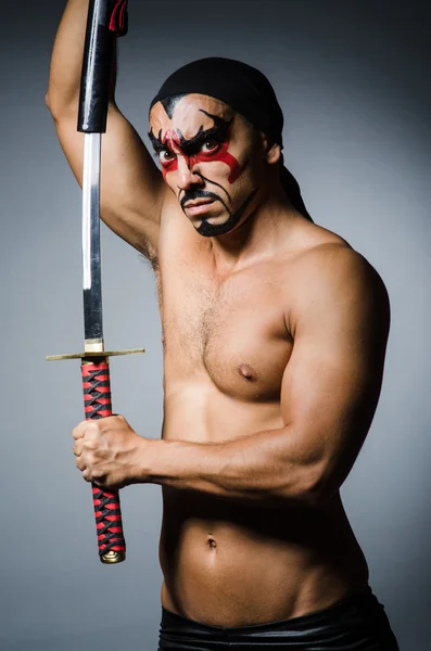 Erkek kılıç ve yüz boyama ile — Stok fotoğraf