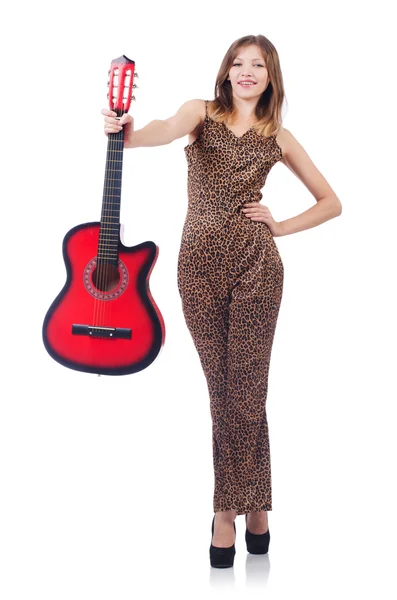 Vrouw in Luipaard kleding met gitaar — Stockfoto