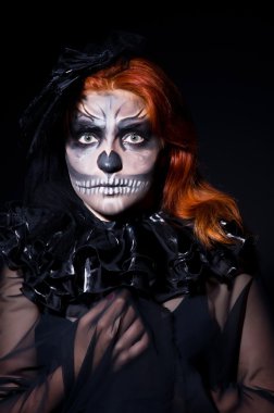 karanlık odada korkunç canavar