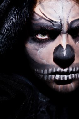 karanlık odada korkunç canavar