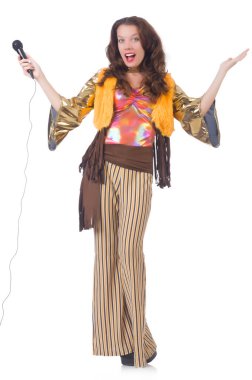 Mikrofonlu İspanyol elbiseli kadın.