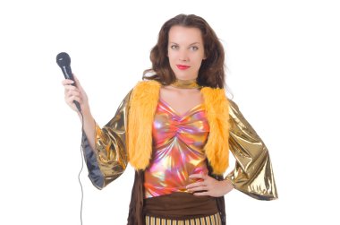 Mikrofonlu İspanyol elbiseli kadın.