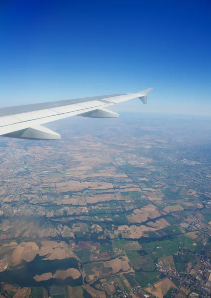 Flygplansvingen ut genom fönstret — Stockfoto