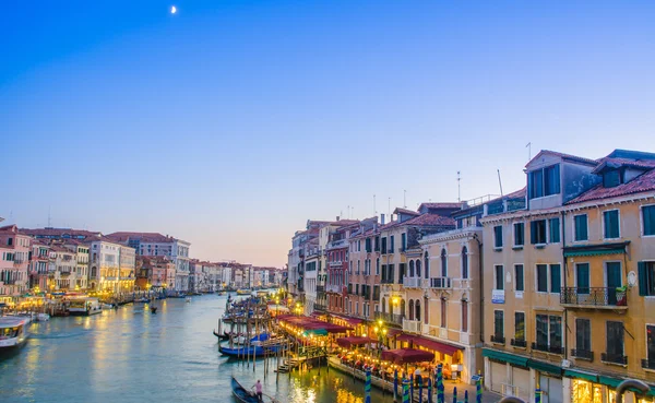 Венеція, Італія - 30 червня: вид з мосту Ріальто на 30 червня 201 — стокове фото