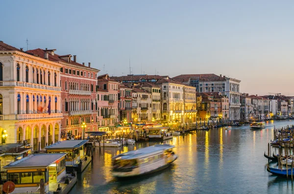 Venedig, Italien - 30 juni: utsikten från rialto-bron på den 30 juni, 201 — Stockfoto