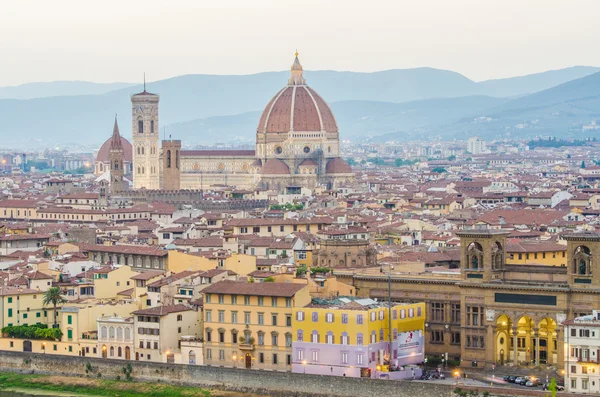 Paisaje urbano de Florencia en horas de anochecer — Foto de Stock