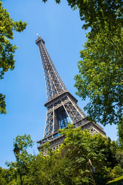 Eiffelturm an einem strahlenden Sommertag — Stockfoto