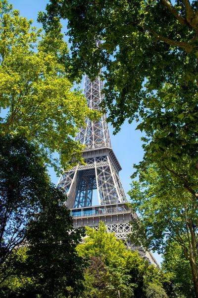 Turnul Eiffel în ziua luminoasă de vară — Fotografie, imagine de stoc