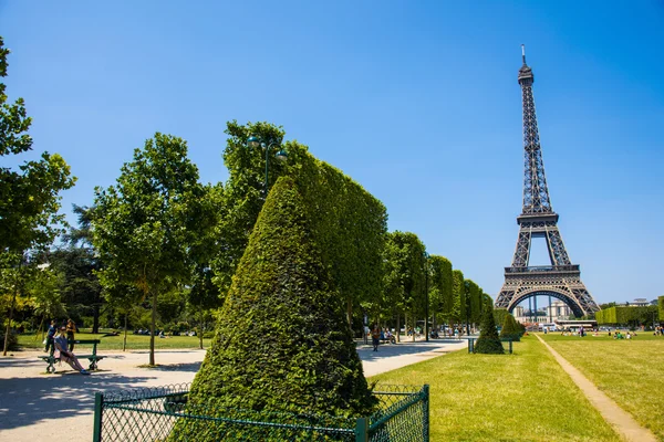 Eiffelova věž za jasného letního dne — Stock fotografie