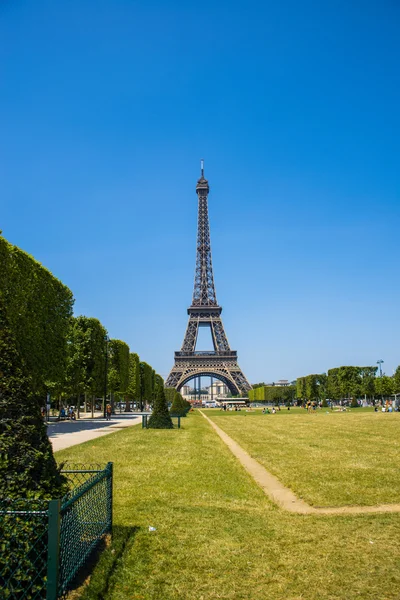 Eiffel-torni kirkkaana kesäpäivänä — kuvapankkivalokuva