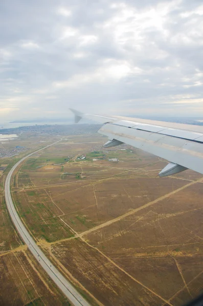 Ala de avião pela janela — Fotografia de Stock